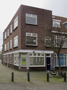 908555 Gezicht op het winkelhoekpand Hogelanden W.Z. 83 te Utrecht, dat te koop staat, met rechts het Ondiep.N.B. ...